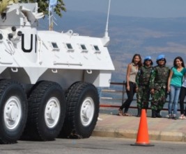 uploads--1--2014--08--55736-prajurit-wanita-tni-senyum-jaga-perbatasan-lebanon-israel