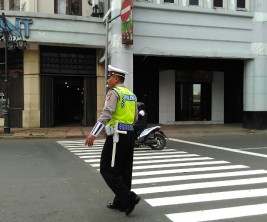 Pak Gungun si polisi yang telah bekerja dari selama 7 jam dan masih lanjut sampai waktu yang belum ditentukan