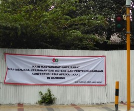 Spanduk dari masyarakat adat kota Bandung yang mendukung penuh pelaksanaan KAA