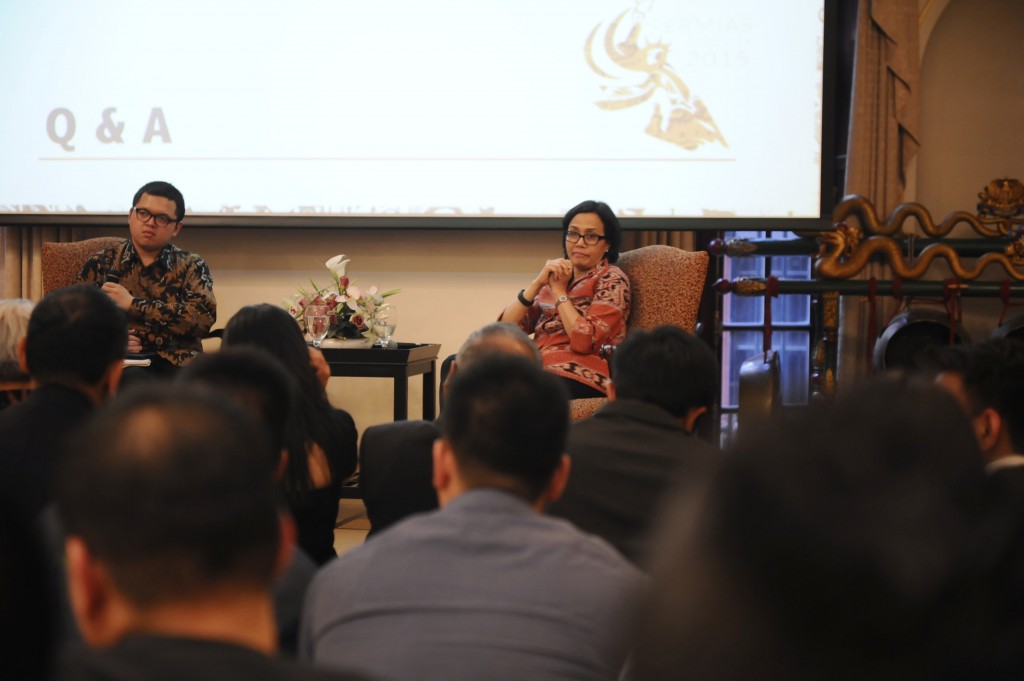 Sri Mulyani Indrawati (kanan) beserta moderator Garry Pawitandra Poluan (kiri) dalam Kongres Persatuan Mahasiswa Indonesia di AS
