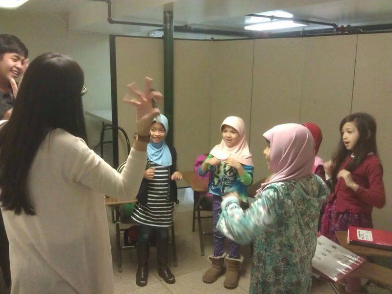 Suasana belajar yang ceria dalam salah satu kelas AKAR