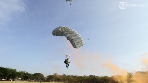 20140212_112743_paskhas-tni-au-latihan-terjun-payung-free-fall