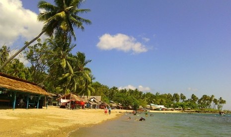pantai-botutonuo-gorontalo-_151025232021-928