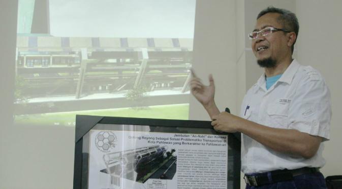 Gunawan Mempresentasikan desain Jembatan Sarang Lebahnya (Foto: Dian Kurniawan / Liputan6.com)