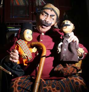 Pak Raden bersama boneka si Unyil buatannya