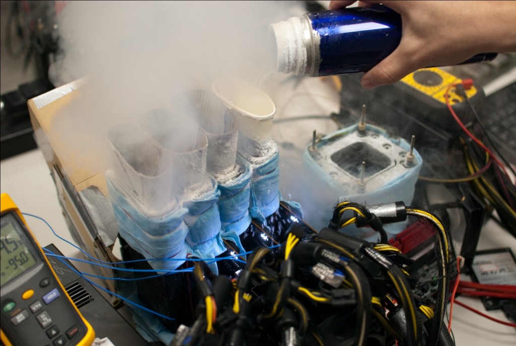 Salah satu contoh upaya Overclock menggunakan Nitrogen Cair (LN2)