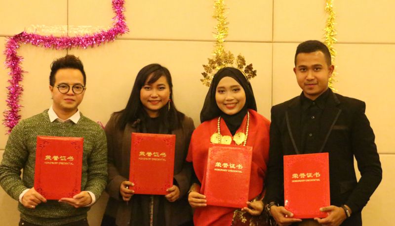 Empat mahasiswa Indonesia peraih penghargaan dari Nanchang University, China. Dari kiri ke kanan: Marvilo, Arini, Marwah, Ckhalik. (Foto: Sitti Marwah / Okezone)