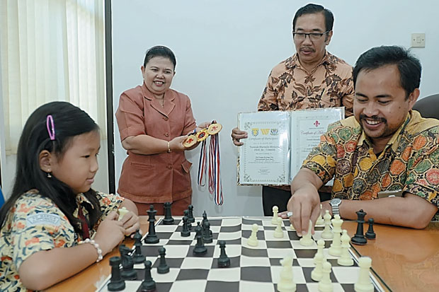 Marvella saat berada di Kantor Kadisdik Surabaya Kadisdik Surabaya Dr M Ikhsan (Foto: Soeprayitno / SINDO)