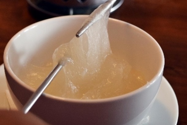 Hasil tepung sagu yang sudah diolah menjadi semacam gel dan siap dimakan.