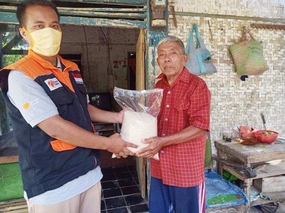 Relawan Inspirasi Rumah Zakat menyalurkan beas perelek kepada warga yang kurang mampu di Desa Kertajaya, Ciamis, Jawa Barat | Rumah Zakat/Radartasikmalaya.com