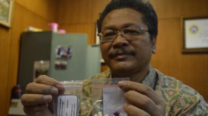 Obat MAC yang ditunjukkan oleh Prof. Nasronuddin (Foto: Irwan Syairwan / SURYA)