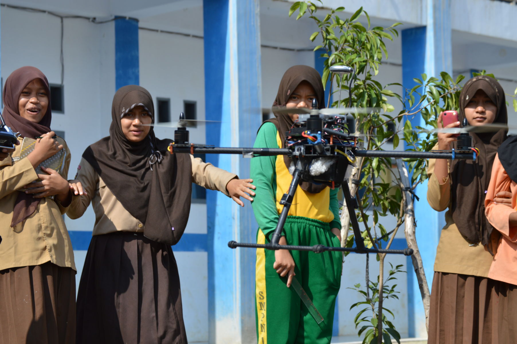 Siswa-siswi belajar robotik dengan menerbangkan drone : dok sman10pentagon