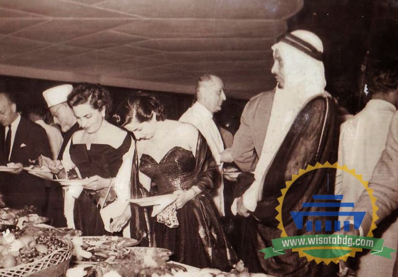 Delegasi Konferensi Asia Afrika (KAA) 1955 Sedang Mengambil Kudapan yang Disediakan