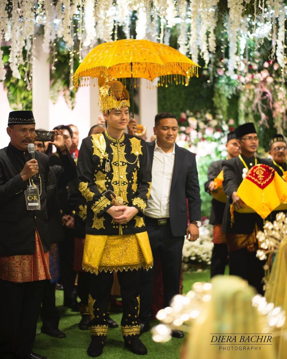 Jalani Prosesi Adat Aceh, penampilan Roger | Foto: @brillio.net