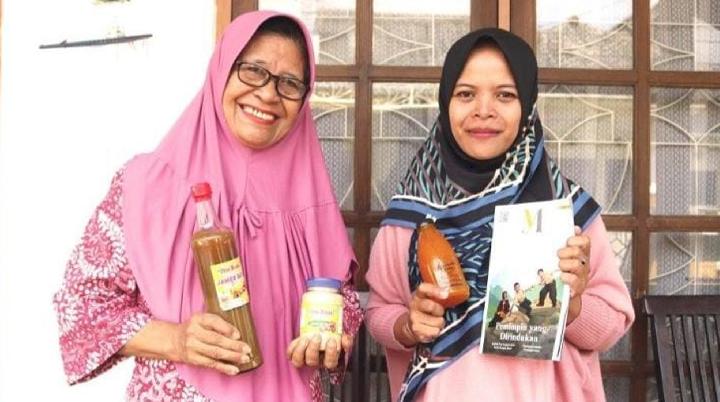 Roos Nurningsih (kiri), pengusaha jamu dari Malang, Jawa Timur yang mengisi masa pensiunnya dengan menjual produk jamu buatannya sendiri. Foto: Tempo