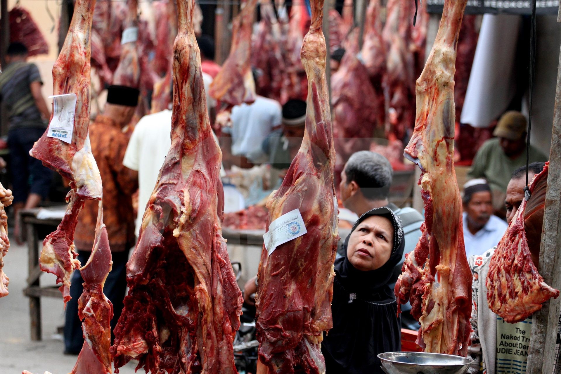 Deretan daging yang dijual di pasar | Foto: acehpressphoto.com