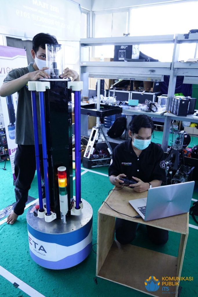 Tim mahasiswa saat menjalankan uji coba Robot Violeta di Gedung Pusat Robotika ITS sebelum diserahkan ke RSUA. Foto: ITS