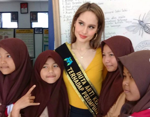 Cinta Laura - 4 Seniman Indonesia yang Peduli Pendidikan