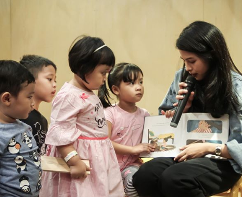 Maudy Ayunda - 4 Seniman Indonesia yang Peduli Pendidikan