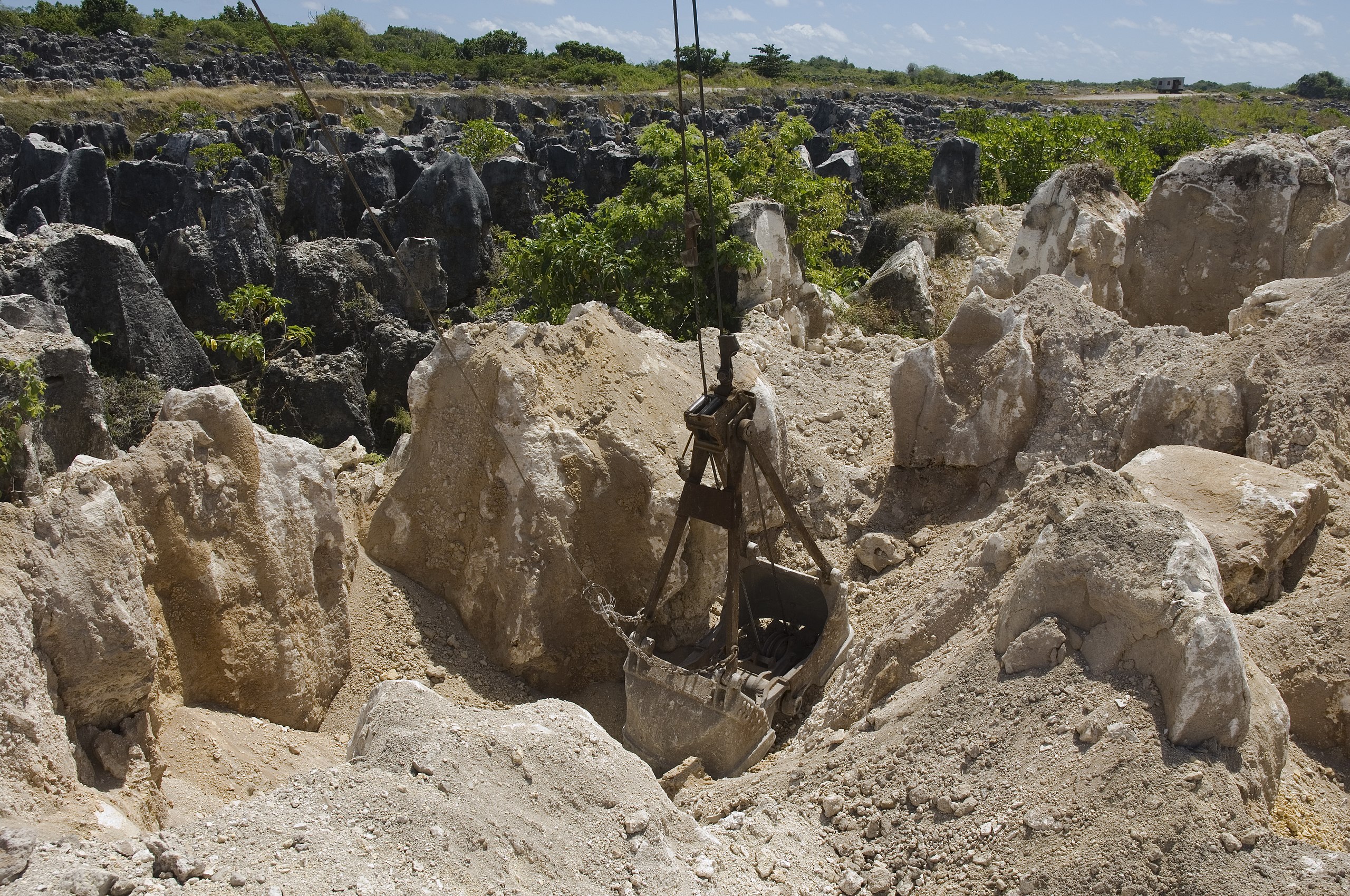 Bekas tambang Fosfat yang menganga lebar, membuat Nauru seperti permukaan bulan yang tandus | Photo by Lorrie Graham CC BY 2.0