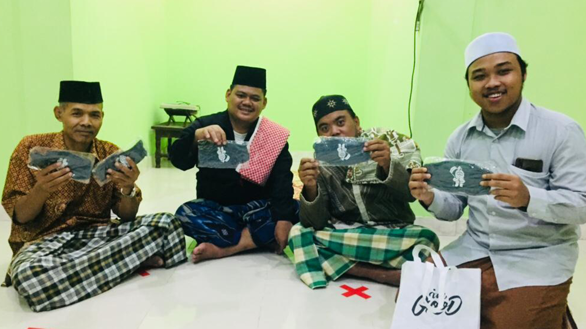 Pembagian masker di pesantren Sleman | Foto: Kawan GNFI/Sleman