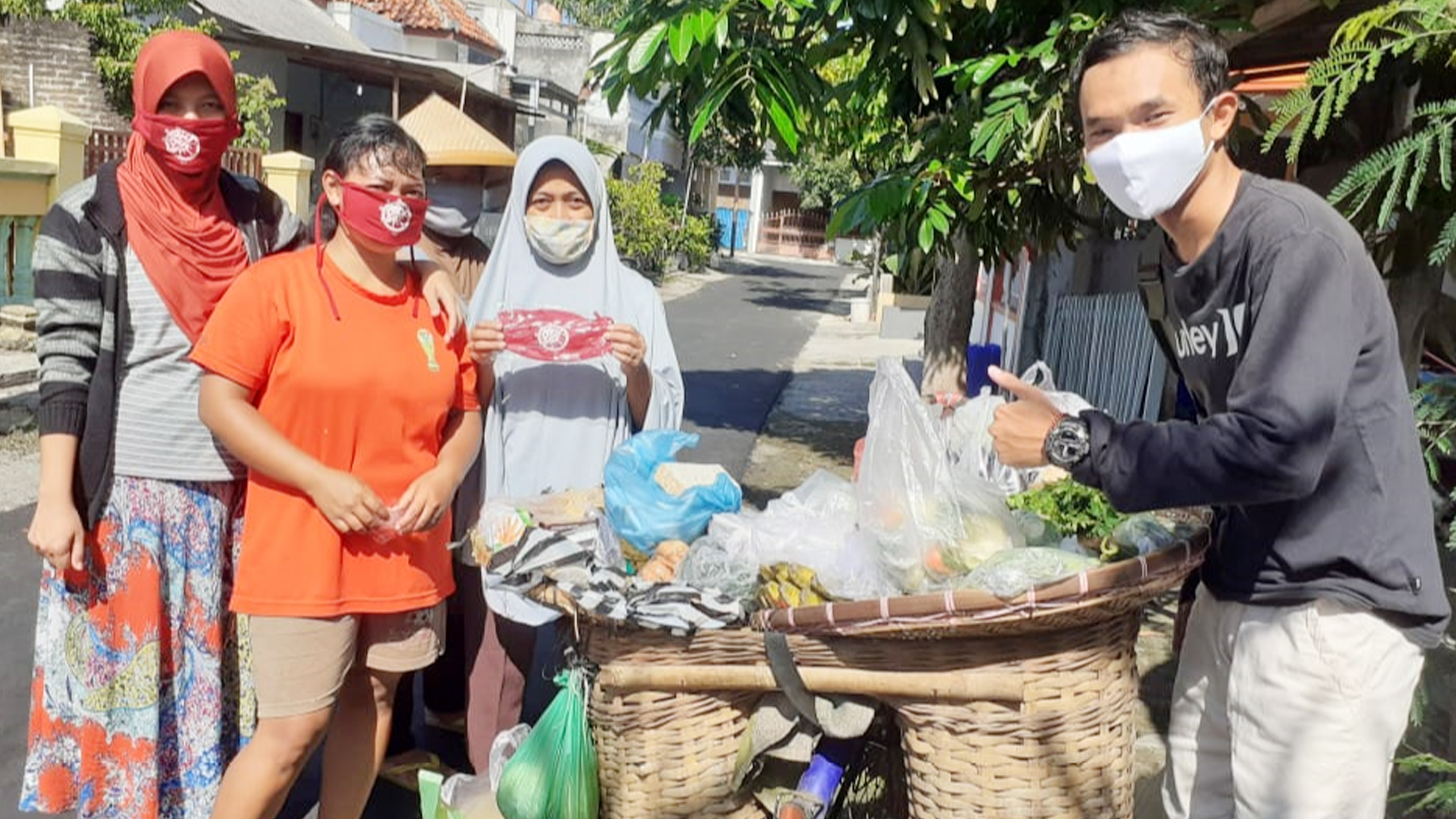 Pembagian masker kepada para pedagang di Sukoharjo | Foto: Kawan GNFI/Ditto