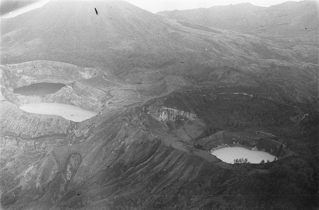 Pemandangan gunung Kelimutu dan danau Tiga Warna pada 1947.
