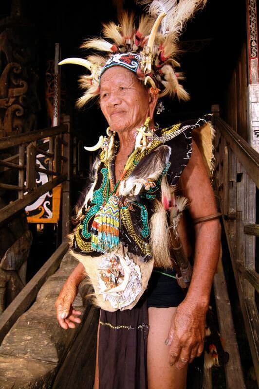 Tradisi Anting Suku Dayak | Foto: aamina1panhwar.blogspot.com