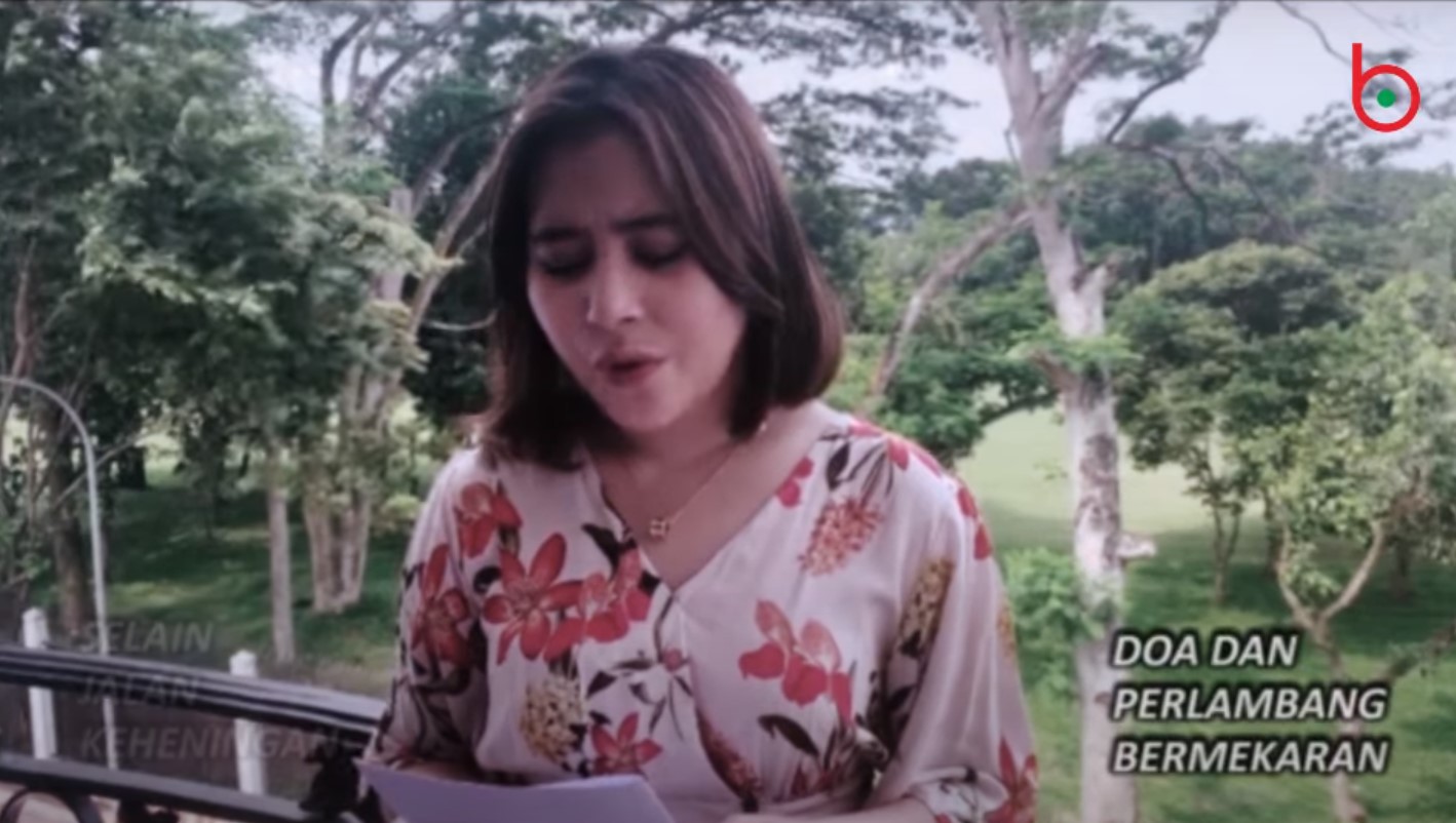 Prilly Latuconsian turut serta dalam kolaborasi pembacaan puisi ini