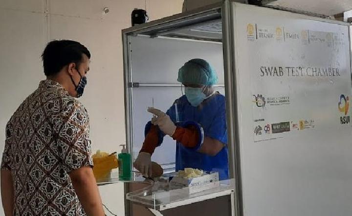 Bilik Swab Test yang berada di Rumah Sakit Universitas Indonesia, Depok. Foto: Humas RSUI