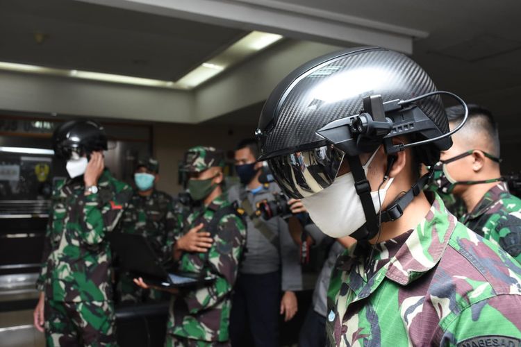 Salah seorang personel TNI AD yang menggunakan helmet thermal KC wearable. Helm ini dapat mendeteksi suhu tubuh seseorang hingga jarak 10 meter. Foto: Dispenad