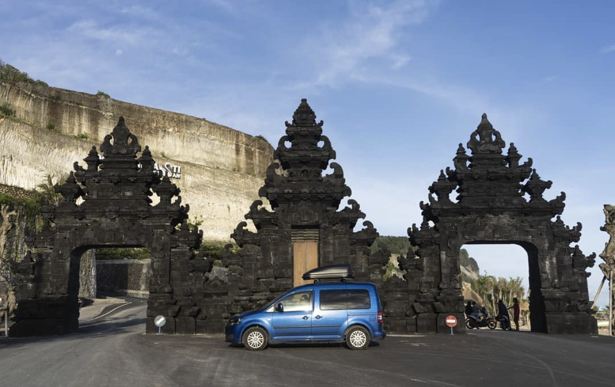 Traveler Mobil Spanyol di Bali
