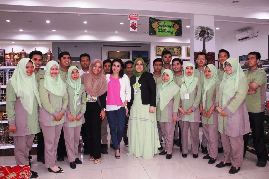 Heera SKV Bersama Karyawan Bursa Sajadah (Foto: Baguss D Ramadhan)