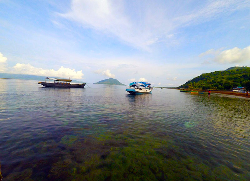 Dermaga Alor Kecil. Pantainya bersih, airnya jernih | foto Akhyari Hananto
