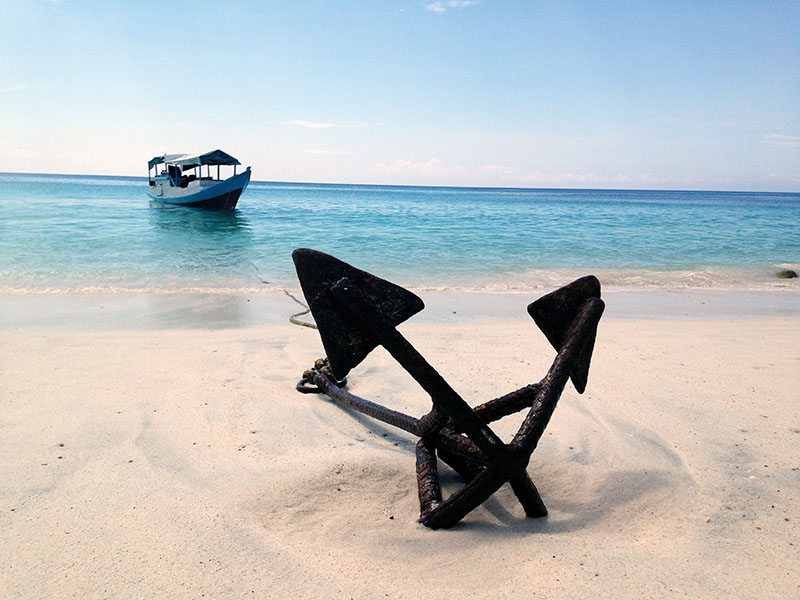 Bersih, pristine water, dan tak ramai. Pantai Ling'al | foto: Akhyari Hananto