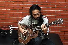 Ivan Mulia dengan Gitar buatannya