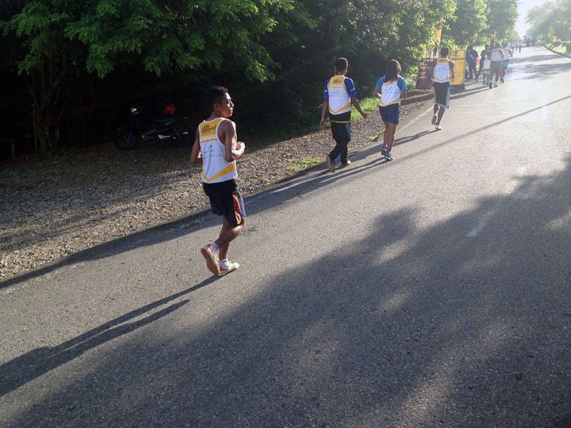 Peserta dari berbagai tempat di NTT mengikuti Airport Running Series 2015-2016 di kawasan Bandara El Tari, Kupang | Foto : Akhyari Hananto