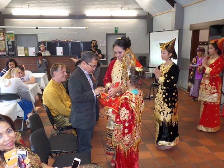 Jamuan Carano Kepada atase KBRI di Belgia. Dalam rangkaian Tari Pasambahan Oleh Anak - Anak Rumpun Minang di Belgia.