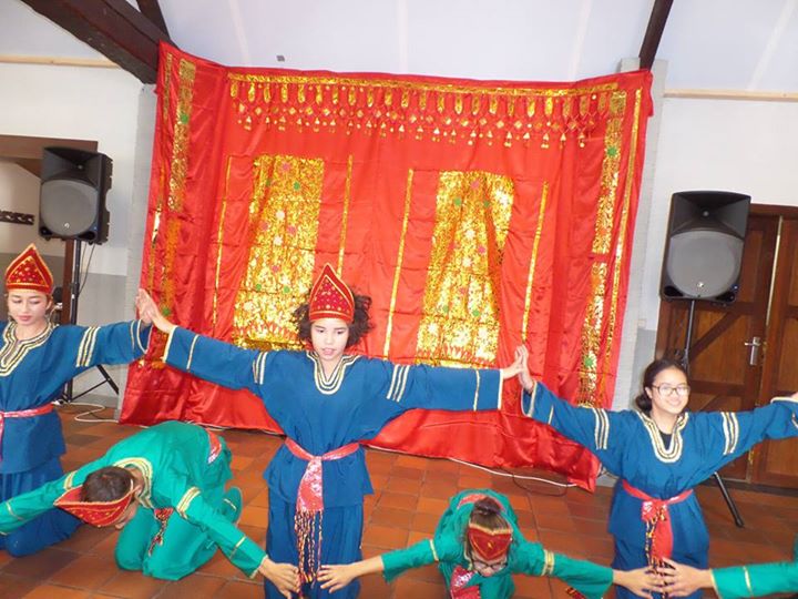 Tari Indang dibawakan oleh Anak - anak campuran darah Minang (Indonesia) - Belgia .