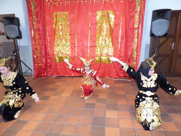 Tari Piriang dibawakan oleh Anak - anak campuran darah Minang (Indonesia) - Belgia bersama Pelatih yang merupakan perantau Minang di Perancis
