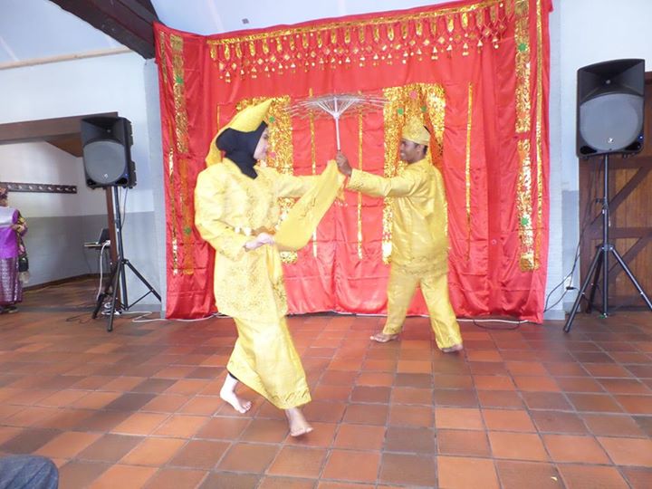 Tari Payuang oleh Omen Ohorela dan Dorina Sari . Bentuk Dukungan Perantau Minang di Perancis.