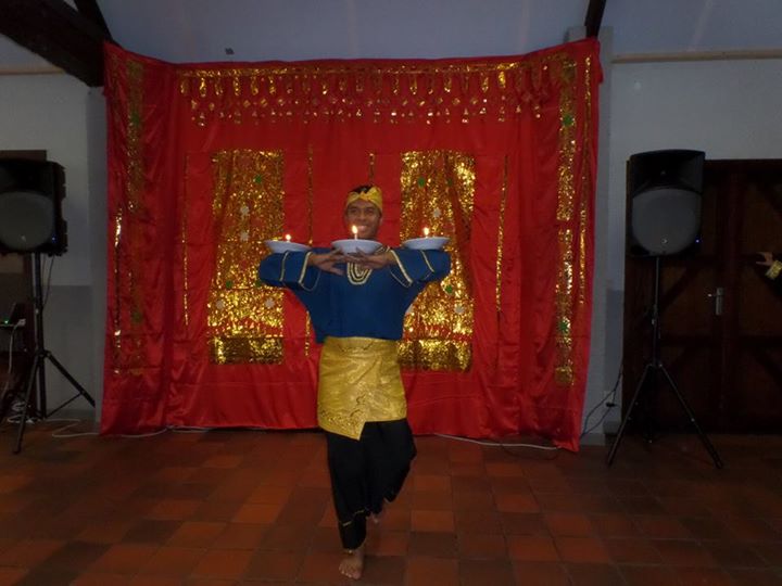 Tari Piriang oleh Omen Ohorela . Bentuk Dukungan Perantau Minang di Perancis.