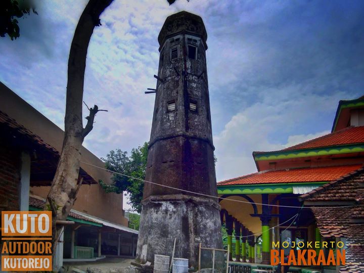 Menara Masjid Madiopuro.