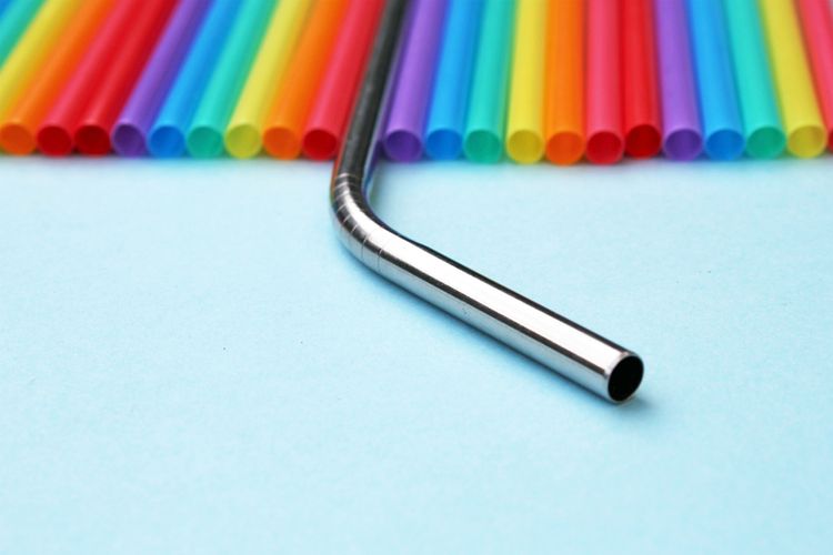 5 Produk Pengganti Plastik untuk Menyelamatkan Bumi - sedotan logam