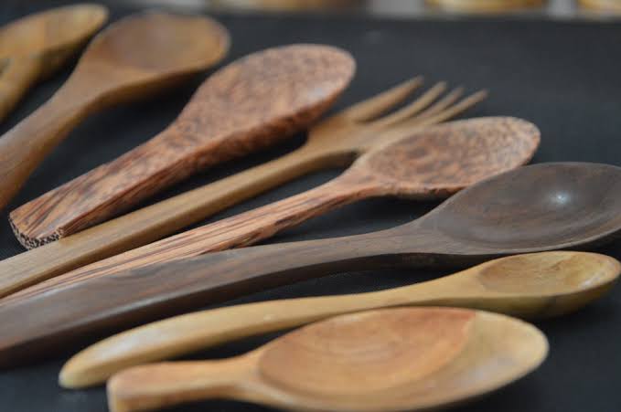 5 Produk Pengganti Plastik untuk Menyelamatkan Bumi - alat makan kayu