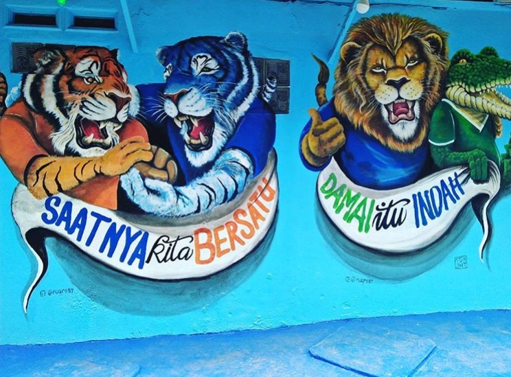 Mural Perdamaian Sepak Bola di Kampung Biru