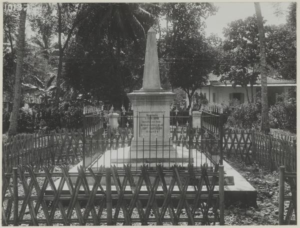 Tugu penghormatan untuk Cornelis Chastelein di Depok sekitar 1930.