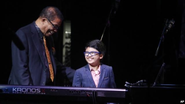Joey Alexander saat bersama Herbie Hancock di New York 2014 (Foto: AP Photo)