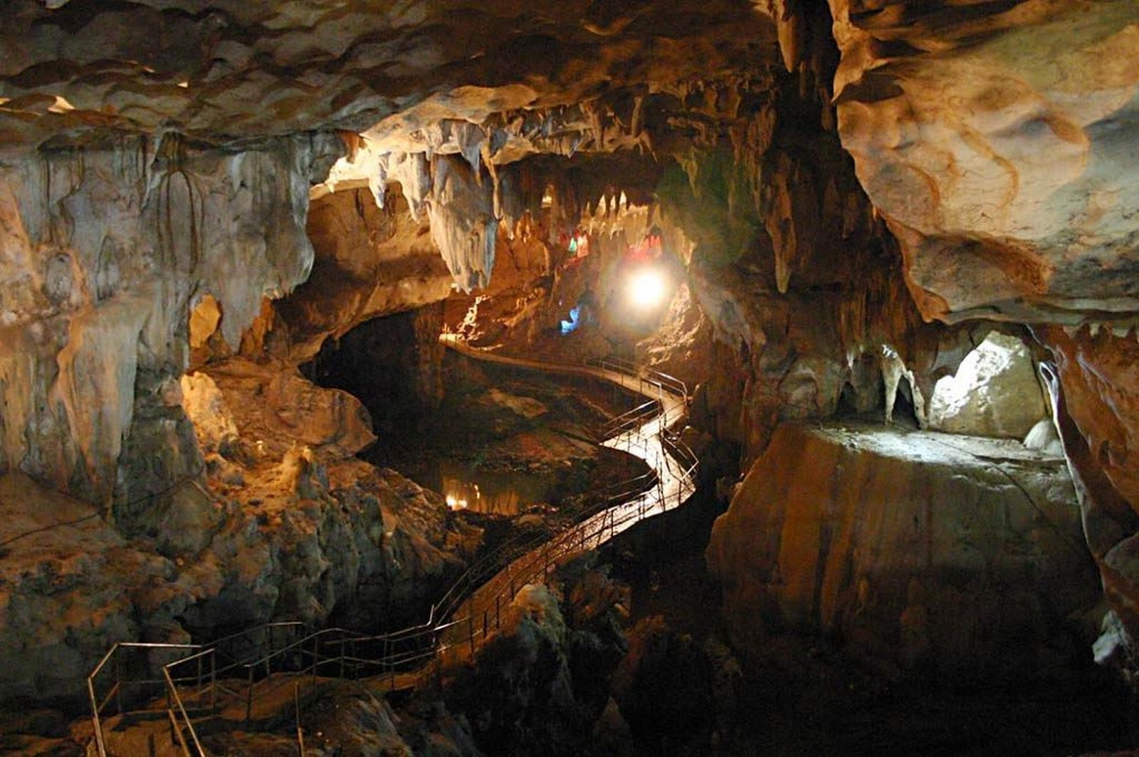 (Bagian dalam Goa Lowo/cariwisata.net)