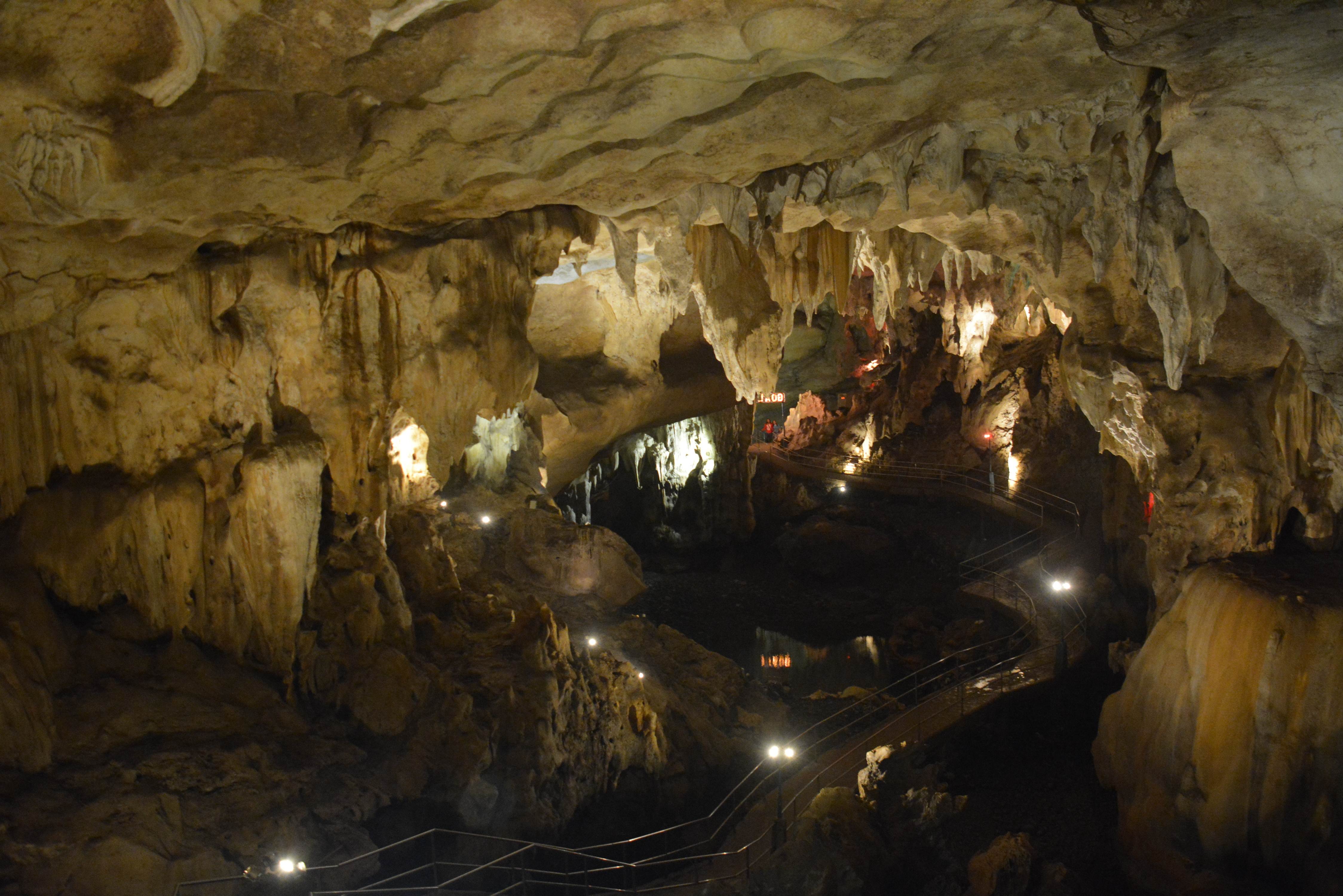 (Jalan di dalam Goa Lowo/Pemkab Trenggalek)